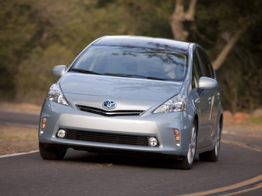  Toyota Prius MPV v 2011 года  (фото 23 из 30)